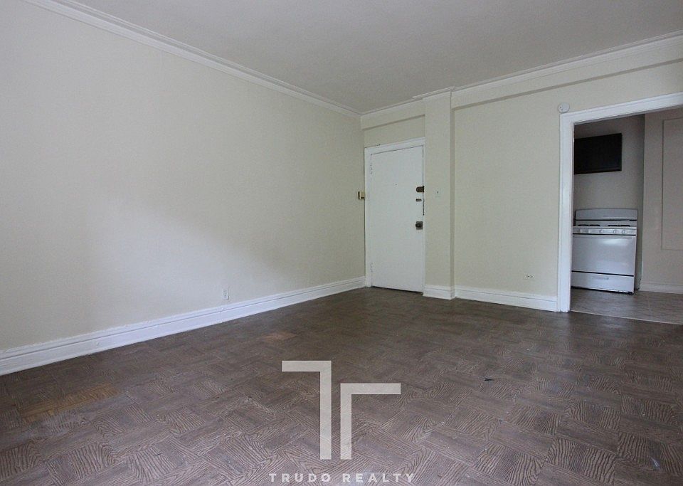 2nd image of 1347 N Dearborn St APT 505