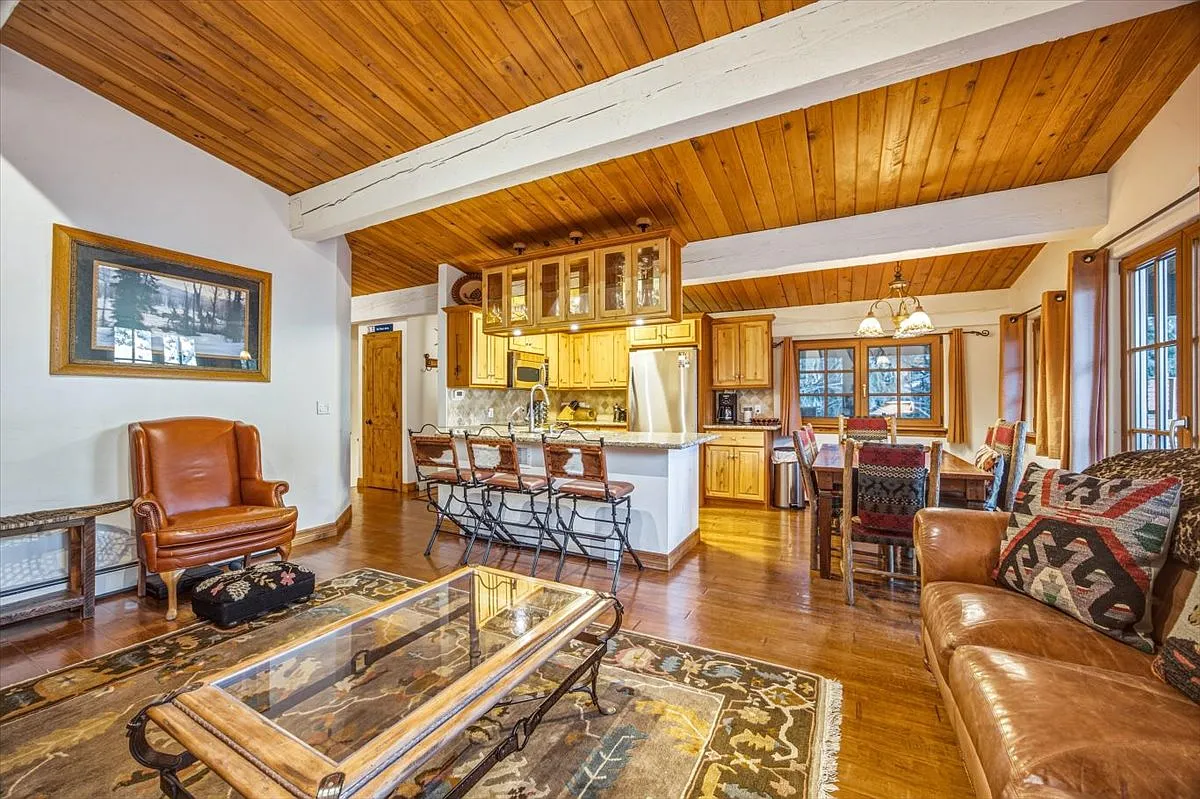 4 bed, 2108 sqft, $8,000 — Photo 3