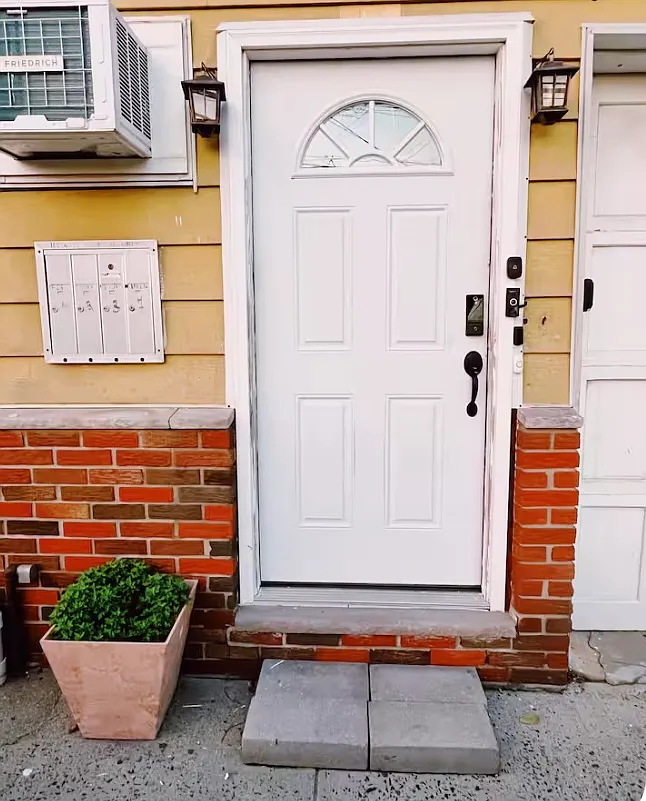 4 bed, $3,000 — Photo 1