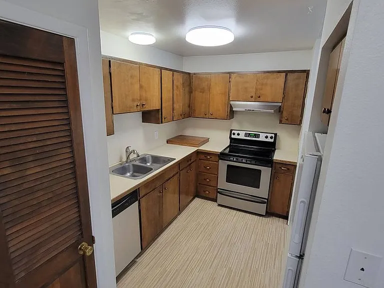 705 N St — Photo 8