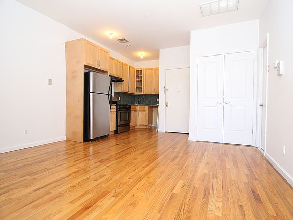 2nd image of 329 Kosciuszko St APT 1r