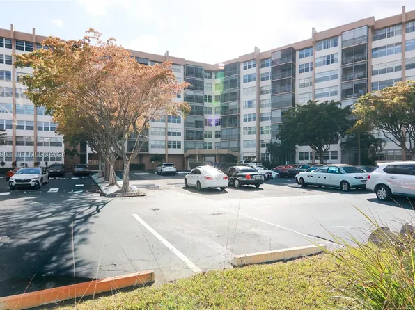 1200 Saint Charles Pl APT 302, Pembroke Pines, FL 33026