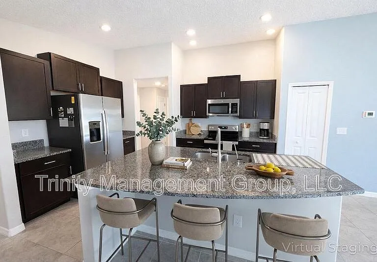 367 Argyll Dr — Photo 2