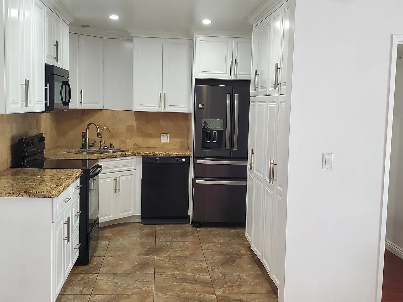 2 bed, 1140 sqft, $3,100 — Photo 3