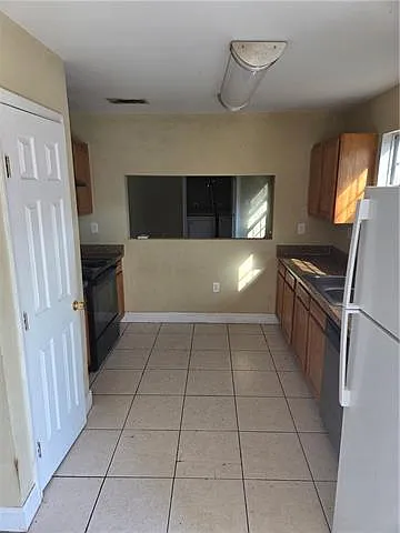 3 bed, 1.0 bath, 1604 sqft, $2,000 — Photo 2