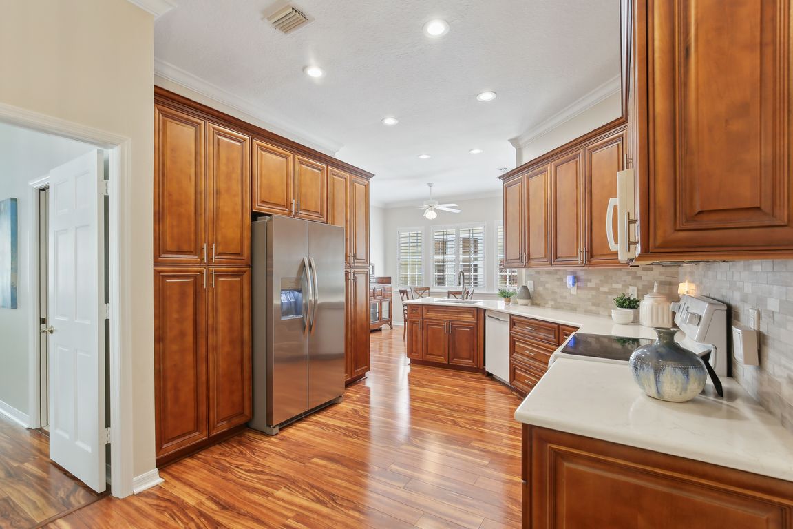 Sherwood Forest Dr-2104-017.jpg