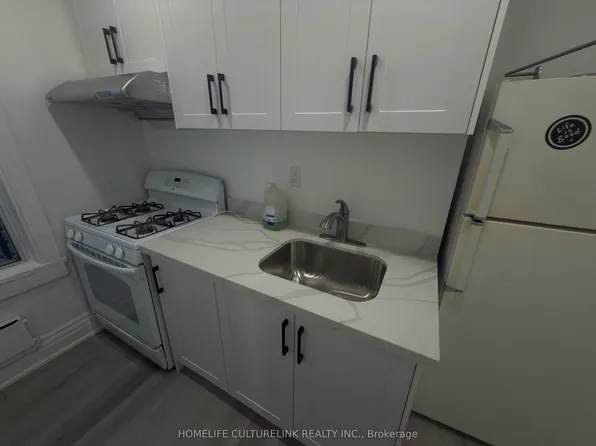 737 Broadview Ave #201, Toronto, ON M4K 2P6