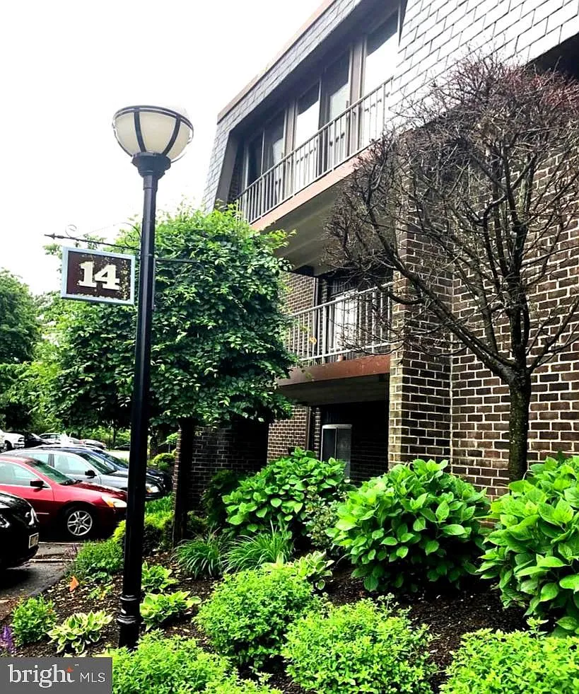 2 bed, 2.0 bath, 1402 sqft, $2,100 — Photo 1
