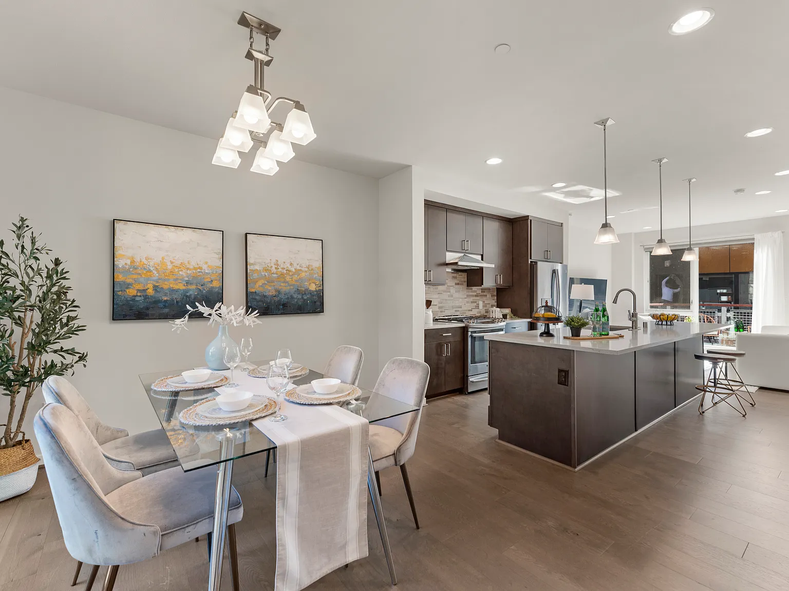 3 bed, 1687 sqft, $4,695 — Photo 3