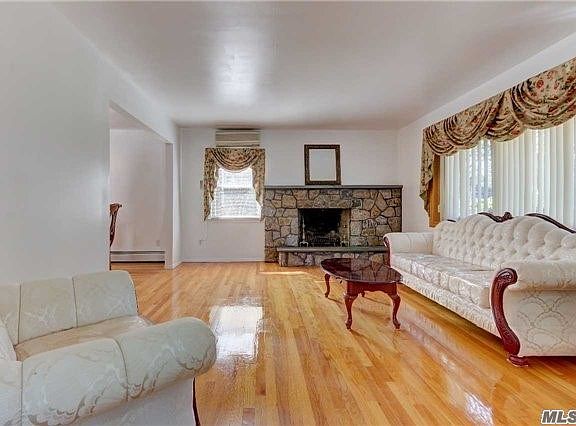 4th image of 259 New Hyde Park Rd