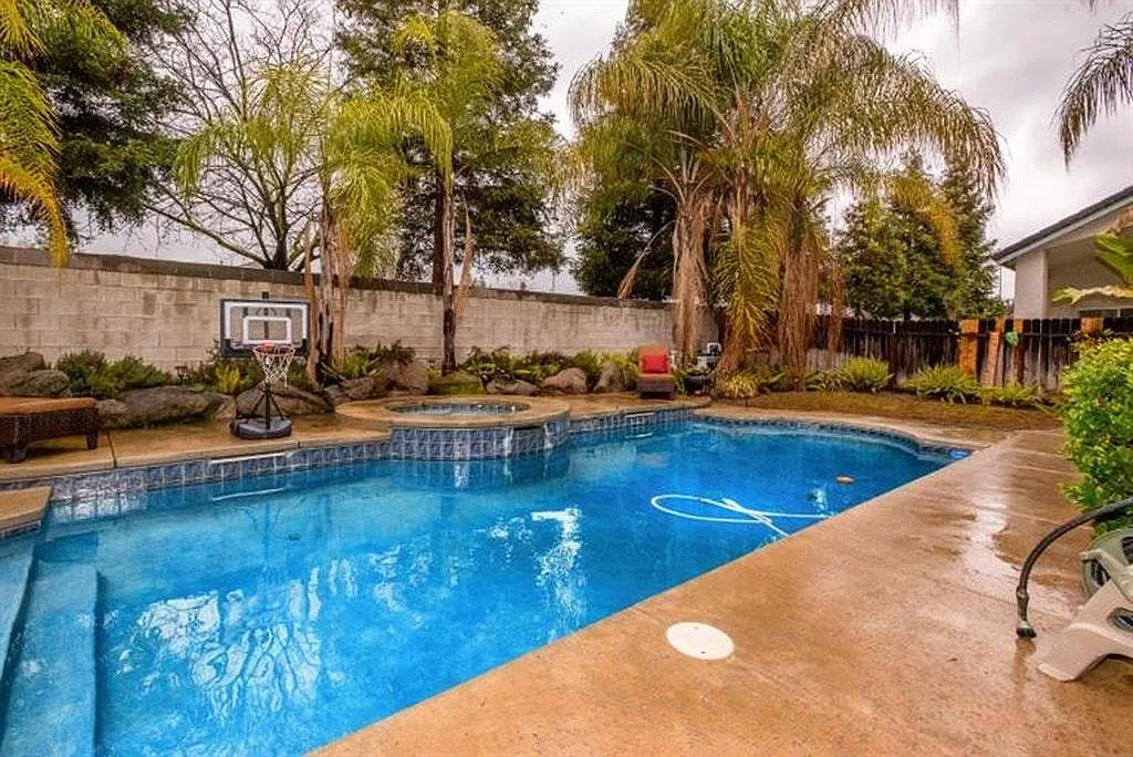5 bed, 2378 sqft, $3,300 — Photo 3