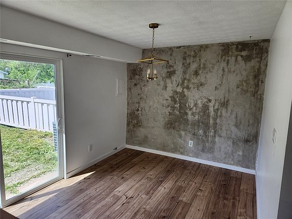 5th image of 153 Windsorshire Dr