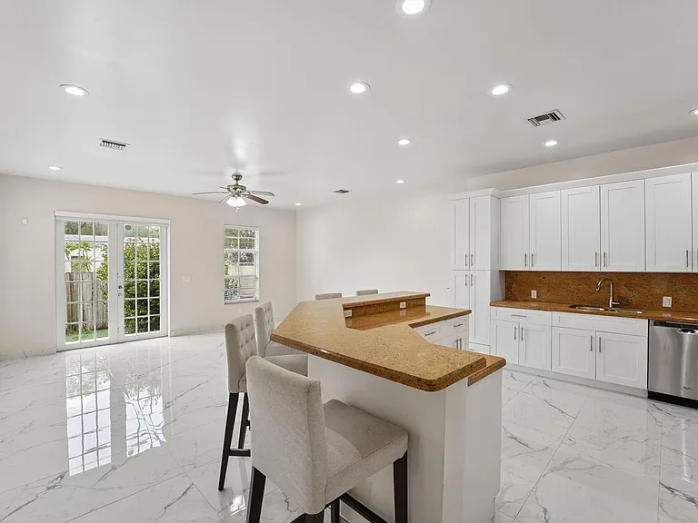 819 SW 7th Ave — Photo 12