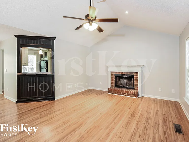 38 Michael Ct — Photo 2