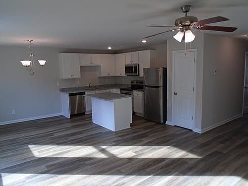 3rd image of 124 W Lexington Ave