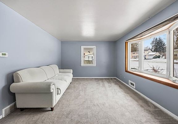 4th image of 51 Caroline Dr