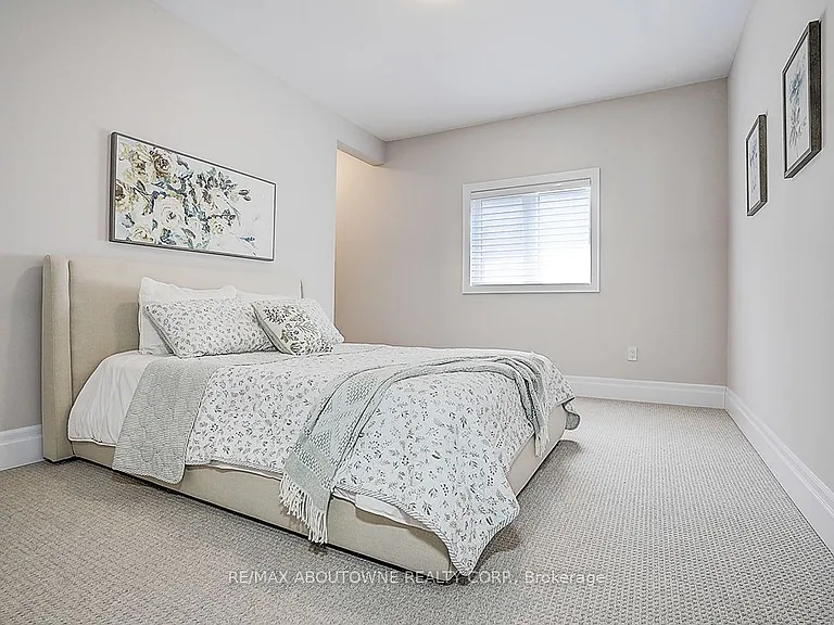 1362 Lynx Gdns — Photo 32
