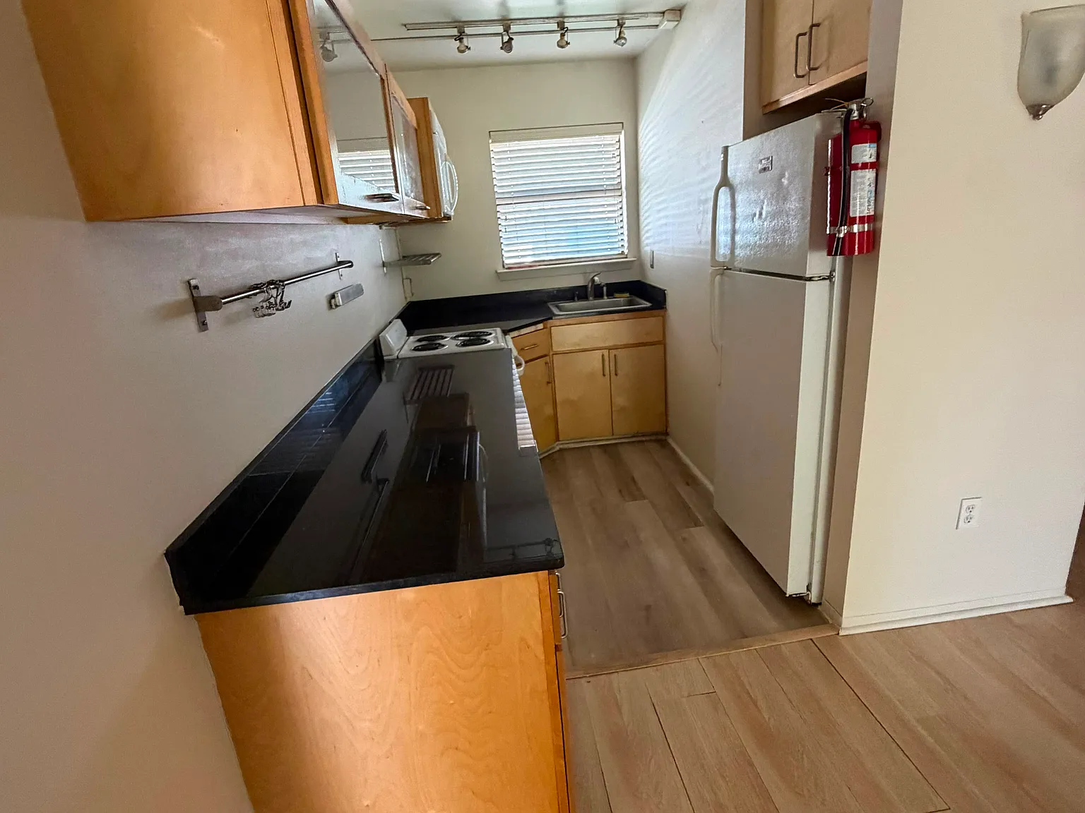 3 bed, 1.5 bath, $900 — Photo 3