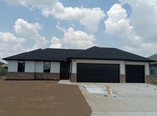 5631 W Pine St, Springfield, MO 65802