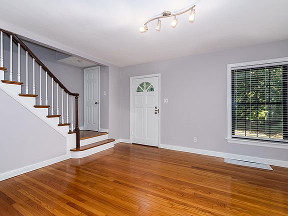 4th image of 1112 Sanford Ave