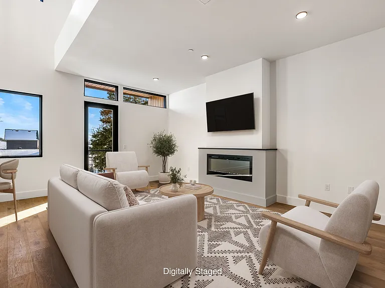 905 SE 4th St #210 — Photo 6