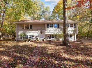 19 Apple Blossom Ct, Airmont, NY 10952