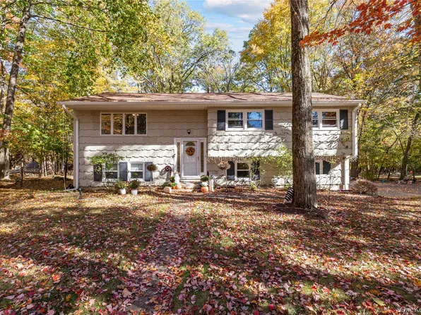 19 Apple Blossom Court, Airmont, NY 10952