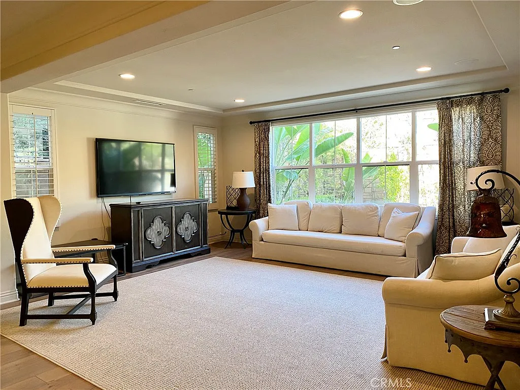 4 bed, 4.5 bath, 3940 sqft, $7,500 — Photo 4