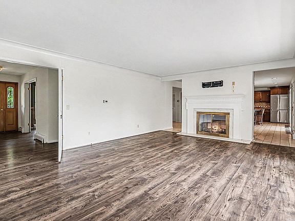 5th image of 3086 Springbrook Dr