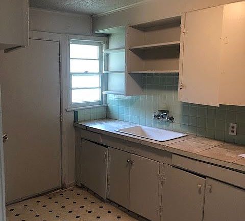5th image of 118 E Olive St