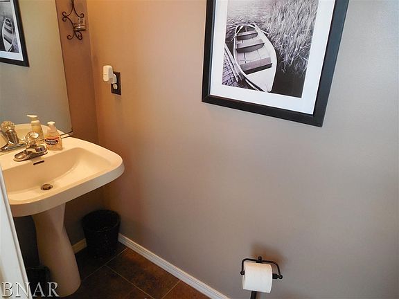 5th image of 601 Park Ct