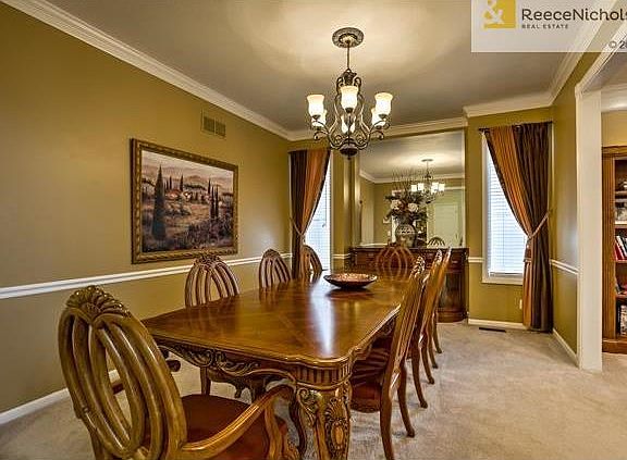 Entertaining for the Holidays or special occassions????  You're good!  Great space, beautiful chandelier.