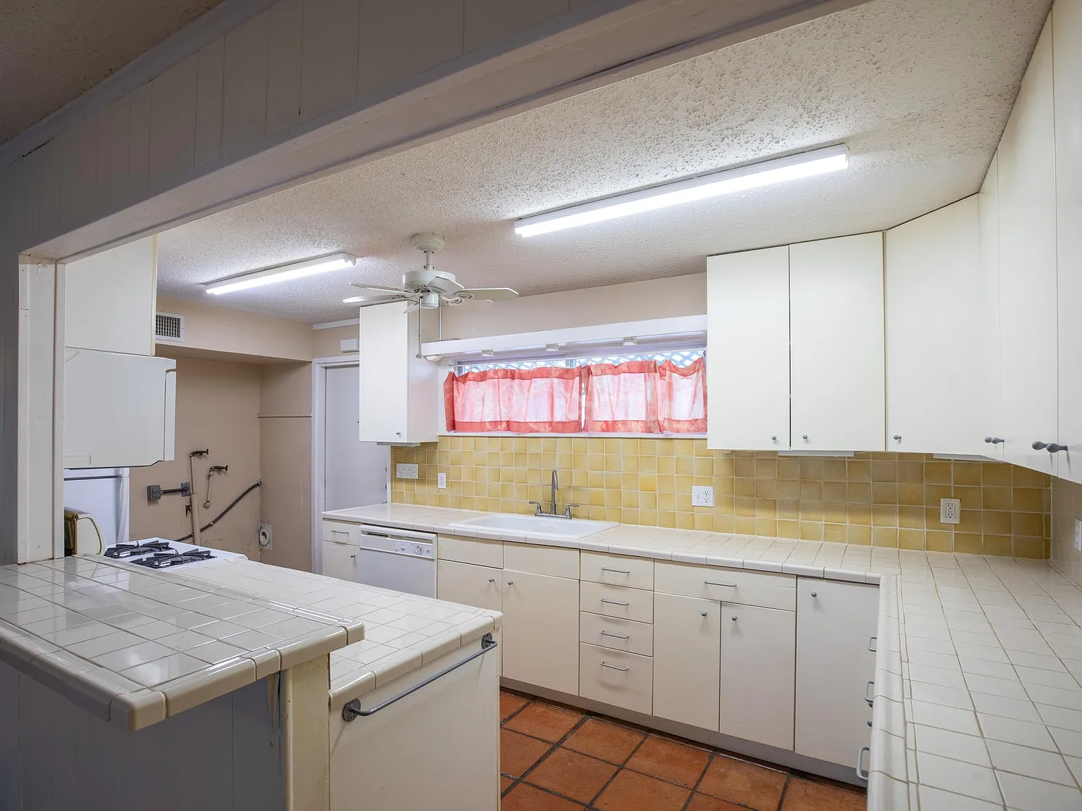 416 Ira Ave — Photo 4