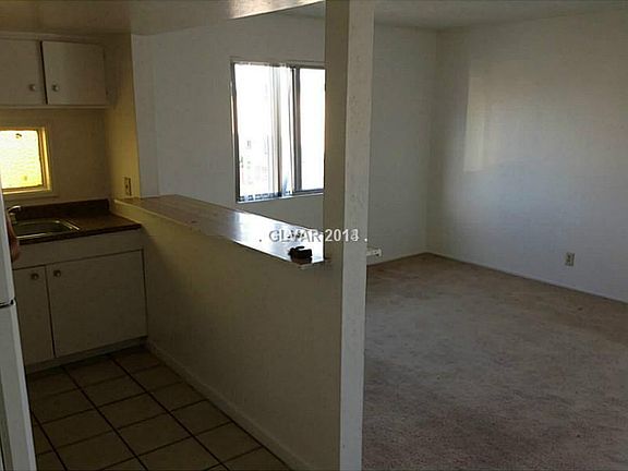 4th image of 521 McKellar Cir APT 3