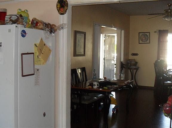 4th image of 2801 S La Salle Ave