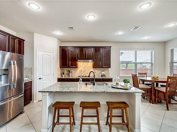 5th image of 3905 Deer Lake Dr