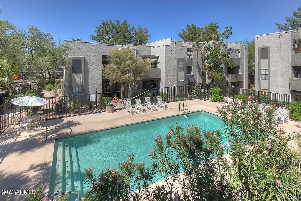 1 bed, 1.0 bath, 696 sqft, $1,250 — Photo 1