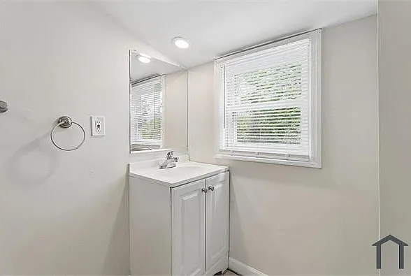 121 Union Ave — Photo 10