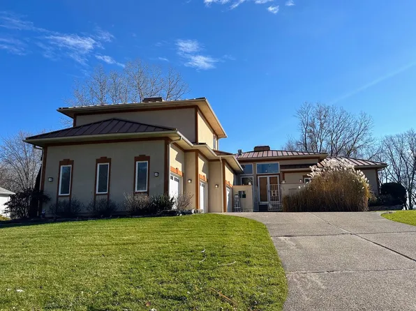 979 W Shore Dr, Fox Lake, IL 60020