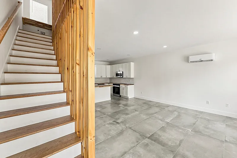 2 bed, 2.5 bath, 1200 sqft, $2,000 — Photo 2