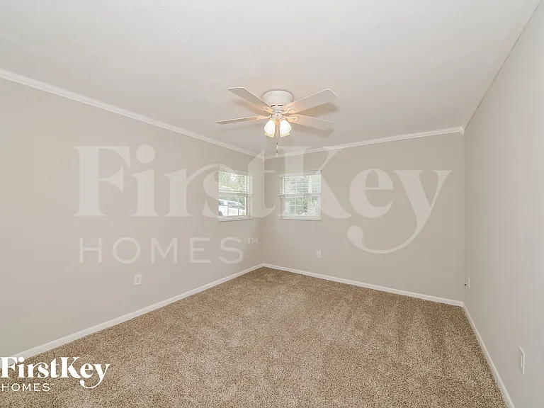 560 Donora St — Photo 11