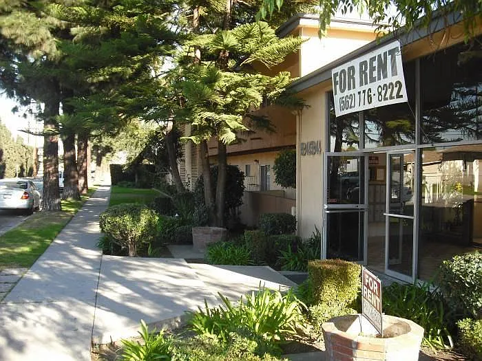 Dolphin Gardens — Photo 1