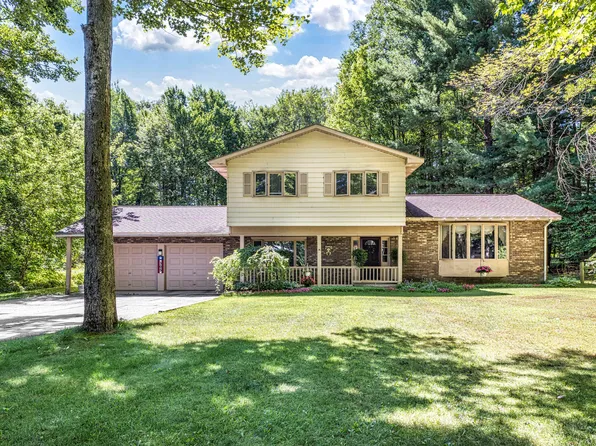 305 Huntington Rd, Houghton Lake, MI 48629