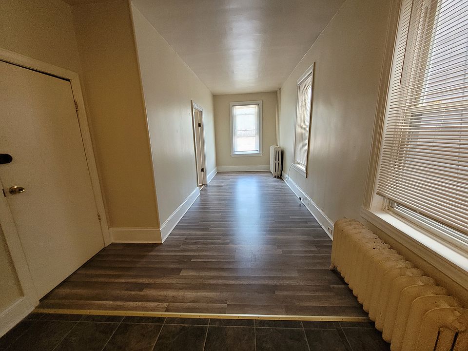 Livingroom/Kitchen (Refrigerator not shown)