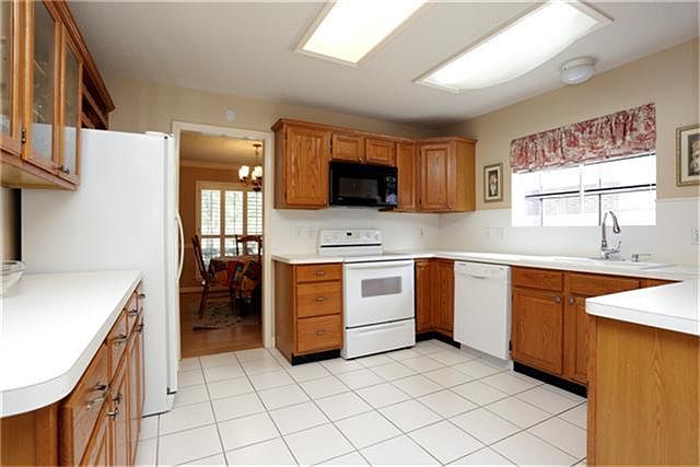 The kit is very spacious featuring a bay window, large pantry, plenty of cabinetry & ceramic tile.