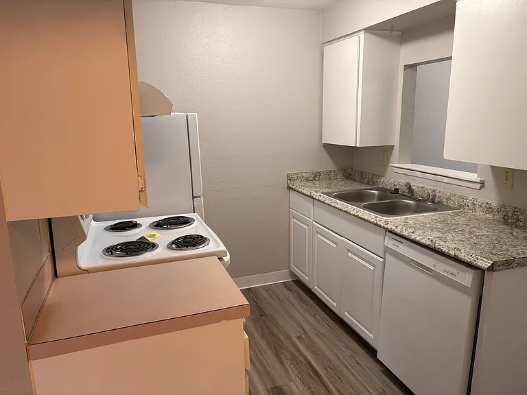 ZhH608 - R Street Apts — Photo 6