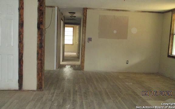 5th image of 586 Redbud Ln