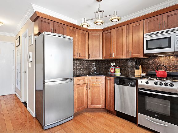 5th image of 222 W 14th St APT 12G