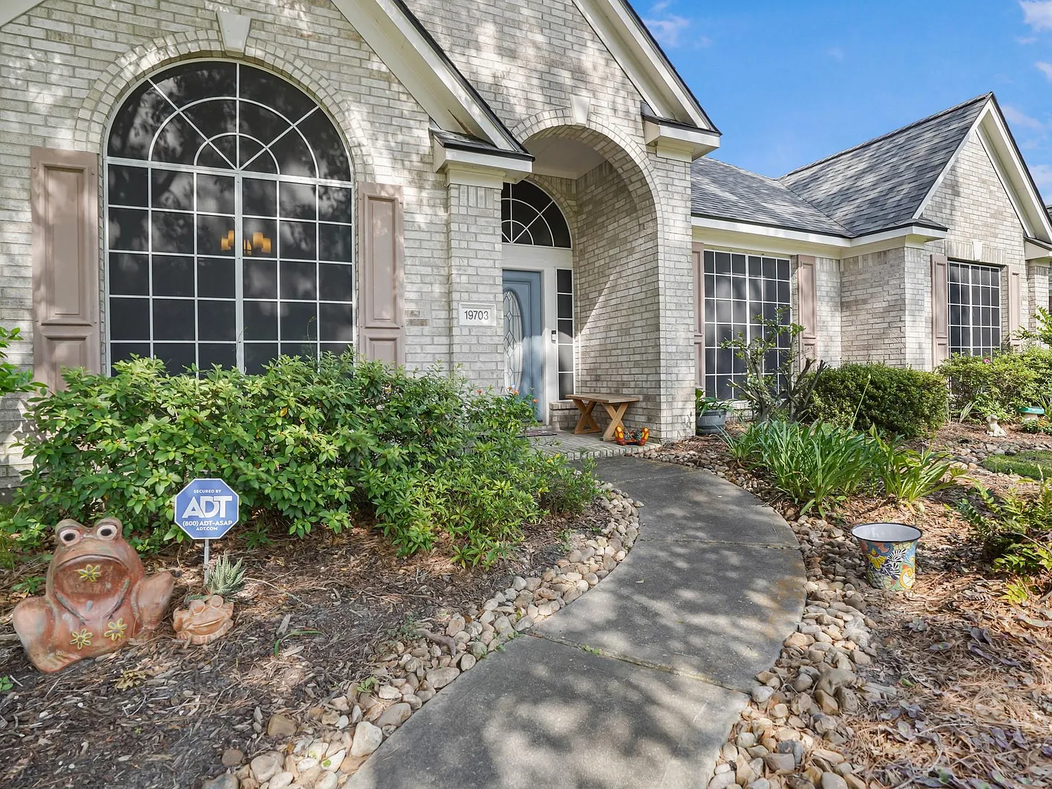 3 bed, 2.5 bath, 2552 sqft, $2,300 — Photo 2