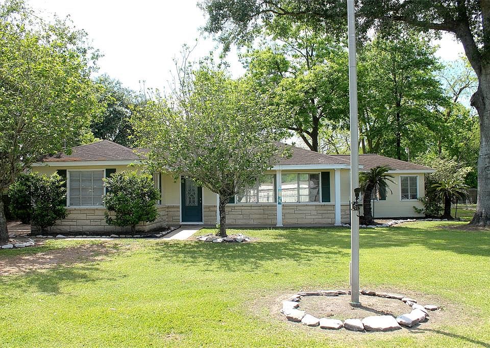 Welcome to 9714 Radio Rd. This one-of-a-kind property is a little piece of country close to I-45, the Beltway, Highway 35 and Hobby Airport.